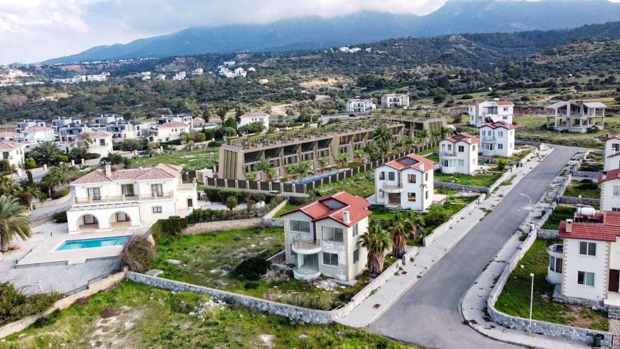 Kuzey Kıbrıs sahilinde, Esentepe bölgesinde lüks daireler